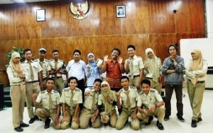 Tim FAM Indonesia Cabang Surabaya mengunjungi SMK Teknik PAL Surabaya, Rabu (22/1), dan memberikan motivasi menulis di sekolah itu (IST)