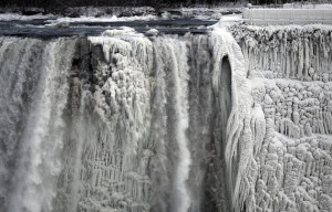 Foto Air Terjun Niagara Membeku