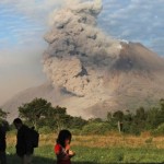 Gunung Sinabung menyemburkan debu vulkanik, terlihat dari Perteguhen, Karo, Sumut, Senin (6/1). (AP/Binsar Bakkara)