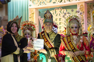 Ibu Illiza memberikan plakat kepada Fathur Maulana Agam Banda Aceh 2014 (Foto M Iqbal/SeputarAceh.com)