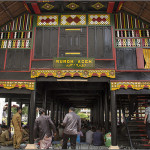 Warga sedang menyantap kuah beulangong di bawah museum Rumoh Aceh (Foto M Iqbal/SeputarAceh.com)