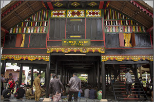 Warga sedang menyantap kuah beulangong di bawah museum Rumoh Aceh (Foto M Iqbal/SeputarAceh.com)