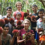 Pasangan Berburu durian