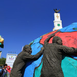 Aksi teaterikal manusia lumpur di bundaran Simpang Lima Banda Aceh (Foto M Iqbal/SeputarAceh.com)