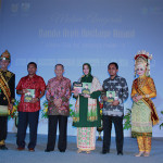 Foto bersama Harun Keuchik Leumik saat penyerahan buku (Foto M Iqbal/SeputarAceh.com)