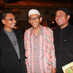 Haji Uma, Tarmizi (manuskrip Aceh) dan rafly berfoto bersama di acara Banda Aceh Heritage Award (Foto M Iqbal/SeputarAceh.com)