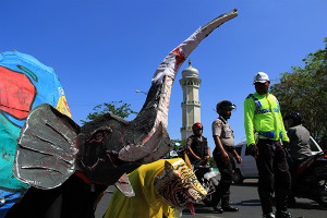 Manusia bertopeng satwa gajah dan harimau (Foto M Iqbal/SeputarAceh.com)