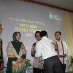 Penghargaan khusus Banda Aceh Heritage Award untuk Almarhum Mawardy Nurdin (Foto M Iqbal/SeputarAceh.com)