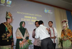 Penghargaan khusus Banda Aceh Heritage Award untuk Almarhum Mawardy Nurdin (Foto M Iqbal/SeputarAceh.com)