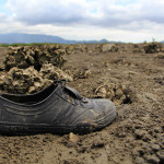 Sepatu karet pencari tiram di areal tambak Gampong Pande (Foto M Iqbal/SeputarAceh.com)