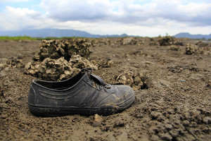 Sepatu karet pencari tiram di areal tambak Gampong Pande (Foto M Iqbal/SeputarAceh.com)