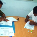 Kepala Bank BRI Syariah Lhokseumawe dan Direk CV.Casa Nova sedang menandatangani surat kerjasama. (IST)