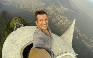 Lee Thompson foto selfie dari atas patung