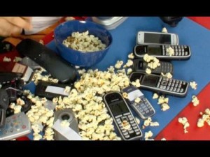 Video: Popcorn Bisa Dibuat dari Radiasi HP, Benarkah?