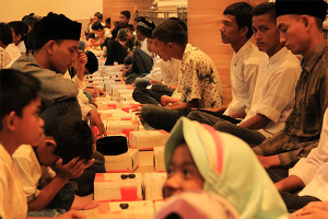 Buka puasa bersama di Masjid Agung Al-Makmur Lampriet. (Foto M Iqbal/SeputarAceh.com)