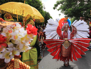 Peserta pawai menyerupai sayap burung di pawai kemerdekaan (Foto M Iqbal/SeputarAceh.com)