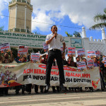 Aksi orasi Hari Anti Korupsi Internasional (HAKI) di depan Masjid Raya Baiturrahman, Banda Aceh. (Foto SeputarAceh.com/M Iqbal)