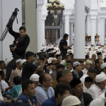 Kesibukan wartawan asing meliput acara zikir di Masjid Raya Baiturrahman (Foto M Iqbal/SeputarAceh.com)