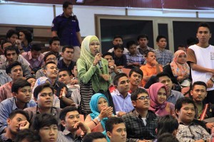 Mahasiswa bertanya di program pelatihan jurnalistik (Foto M Iqbal/SeputarAceh.com)