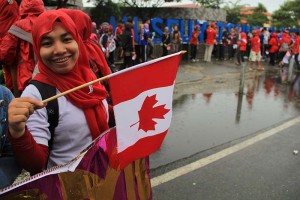 Peserta pawai memegang bendera negara Kanada di acara #2612CareDay (Foto M Iqbal/SeputarAceh.com)