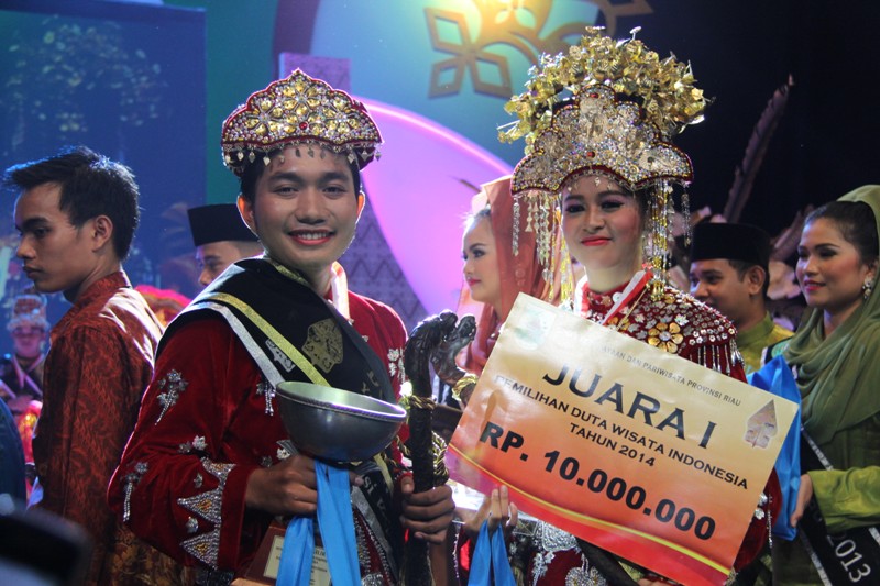 Aleo Saputra dan Annisa Rohmah pada Malam Grand Final Pemilihan Duta Wisata Indonesia di Pekanbaru (IST)