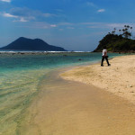 Wisatawan menikmati keindahan pantai Pulau Batee (Foto M Iqbal/SeputarAceh.com)