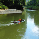 Pawang boat melewati krueng Teunom (Foto Iqbal/SeputarAceh.com)