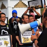 Peserta parade gajah berorasi tentang nasib gajah di bundaran simpang lima Banda Aceh (Foto M Iqbal/SeputarAceh.com)