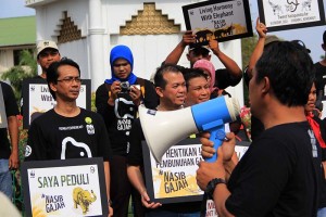 Peserta parade gajah berorasi tentang nasib gajah di bundaran simpang lima Banda Aceh (Foto M Iqbal/SeputarAceh.com)