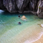 Traveler melakukan snorkling di pantai Pulau Keluang, Aceh Jaya (Foto M Iqbal/SeputarAceh.com)