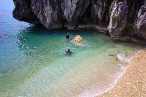 Traveler melakukan snorkling di pantai Pulau Keluang, Aceh Jaya (Foto M Iqbal/SeputarAceh.com)