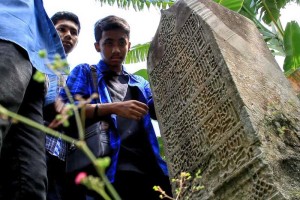 Para peserta sangat antusias melihat inskripsi batu nisan di gampong Pango Raya, Ulee Kareng Banda Aceh (Foto M Iqbal/SeputarAceh.com)