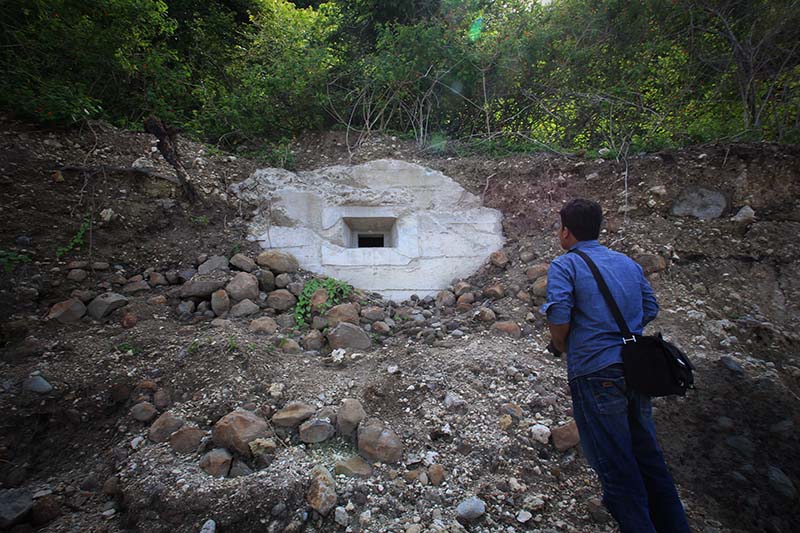 Warga melihat peninggalan bunker Jepang di seputaran pantai Ujung Batee Kapai Amat Ramanyang (Foto M Iqbal/SeputarAceh.com)