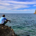 Warga memancing di batu karang pantai Ujung Batee Kapai Amat Ramanyang (Foto M Iqbal/SeputarAceh.com)