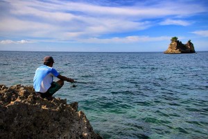 Warga memancing di batu karang pantai Ujung Batee Kapai Amat Ramanyang (Foto M Iqbal/SeputarAceh.com)