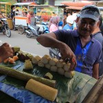 Seorang pembeli sedang memilih lemang untuk penganan berbuka puasa selama Ramadhan (Foto M Iqbal/SeputarAceh.com)