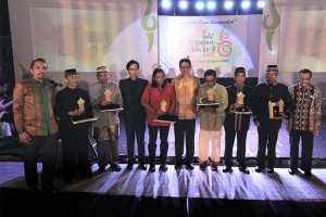 Foto bersama para penerima Anugerah Seni Aceh ke-8 dalam rangka Hari Kesenian Daerah di gedung Taman Budaya, Banda Aceh (Foto M Iqbal/SeputarAceh.com)