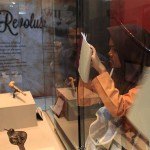 Siswa menulis informasi dari benda sejarah acara 100 tahun museum Aceh (Foto M Iqbal/SeputarAceh.com)