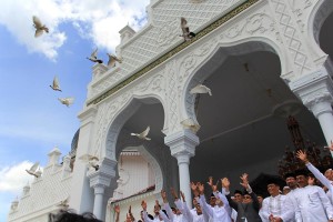 Wali Nanggroe, Gubernur Aceh, Pangdam, Kapolda dan tokoh masyarakat Aceh melakukan pelepasan burung merpati sebagai simbolis 10 Tahun Perdamaian Aceh (Foto M Iqbal/SeputarAceh.com)