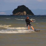 Kitesurfer melakukan olah raga air selancar layang (kitesurfing) di dekat Pulau Tuan, Aceh Besar (Foto M Iqbal/SeputarAceh.com)