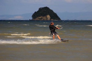 Kitesurfer melakukan olah raga air selancar layang (kitesurfing) di dekat Pulau Tuan, Aceh Besar (Foto M Iqbal/SeputarAceh.com)