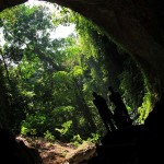 Pengunjung berdiri di depan pintu masuk Gua Kelelawar, Gampong Iboih, Sabang (Foto M Iqbal/SeputarAceh.com)