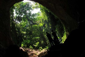 Pengunjung berdiri di depan pintu masuk Gua Kelelawar, Gampong Iboih, Sabang (Foto M Iqbal/SeputarAceh.com)