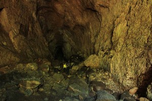 Pengunjung mencoba masuk kedalam Gua Kelelawar hingga 50 meter, Gampong Iboih, Sabang (Foto M Iqbal/SeputarAceh.com)