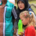 Seorang anak berambut pirang keturunan Portugis berada di seputaran komplek makam Po Teumeureuhom, Gampong Gle Jong, Lamno, Aceh Jaya (Foto M Iqbal/SeputarAceh.com)