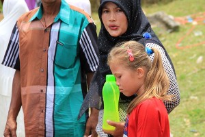 Seorang anak berambut pirang keturunan Portugis berada di seputaran komplek makam Po Teumeureuhom, Gampong Gle Jong, Lamno, Aceh Jaya (Foto M Iqbal/SeputarAceh.com)