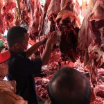 Warga membeli daging lembu seharga 140000 rupiah perkilogramnya ketika meugang di pasar Lambaro, Banda Aceh (Foto M Iqbal/SeputarAceh.com)