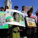 Sejumlah Komunitas dan anak-anak sekolah melakukan aksi Global Marching for Elephant, Rhino and Tiger di Simpang Lima, Banda Aceh. (Foto M Iqbal/SeputarAceh.com)