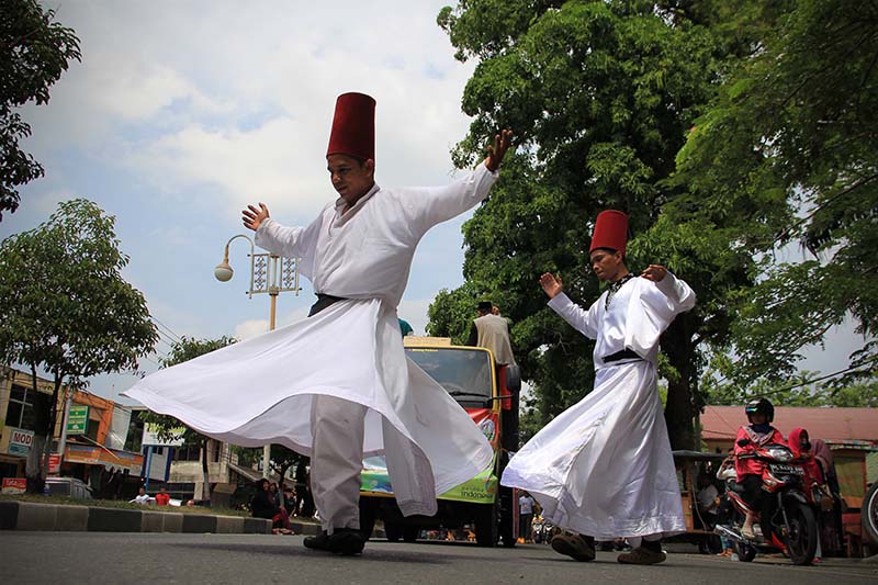 Tari Sufi Turki meriahkan pawai 1 Muharram 1437 H, acara Aceh Hijriah Carnival, Banda Aceh (Foto M Iqbal/SeputarAceh.com)