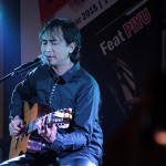 Lead gitar grup musik Padi, Piyu tampil dengan gitar akustik membawakan lagu 'Kasih Tak Sampai' di Voz Coffee, Banda Aceh (Foto M Iqbal/SeputarAceh.com)